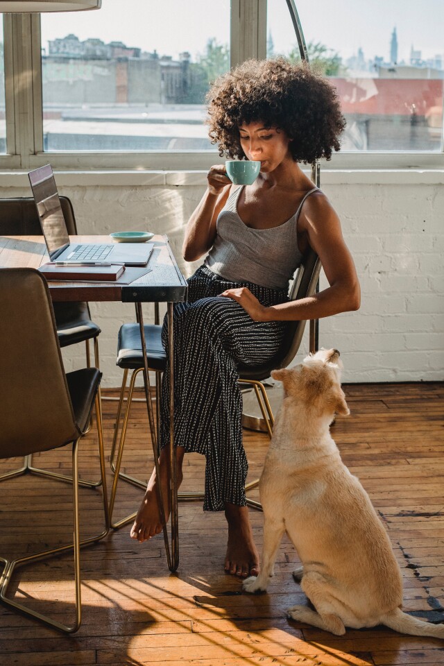 Dame met koffie en hond