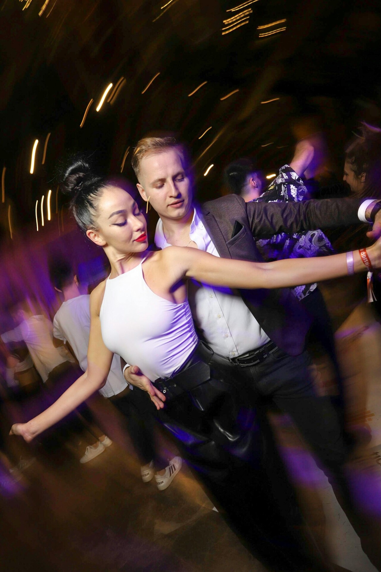 Foto van dansende mensen bij het Voorwoord